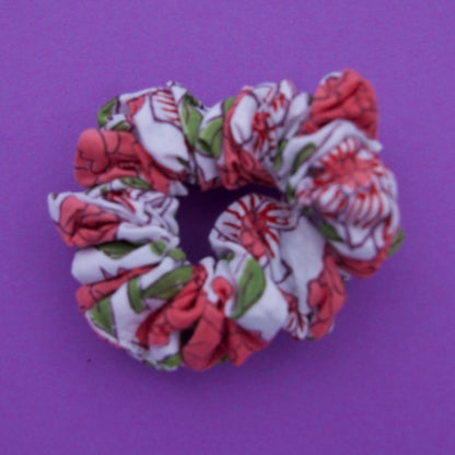 Upcycled scrunchie-wit met roze