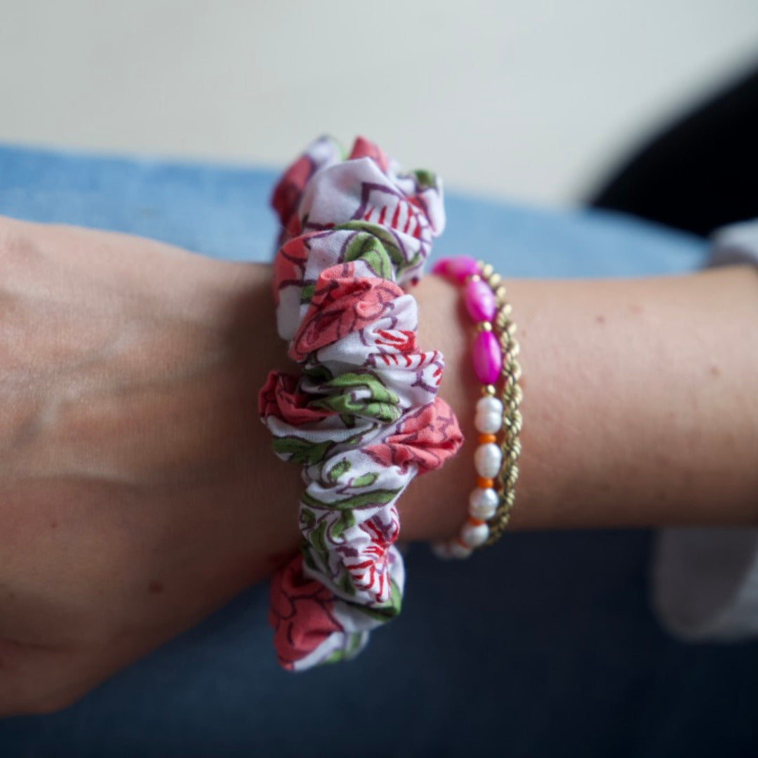 Upcycled scrunchie-wit met roze