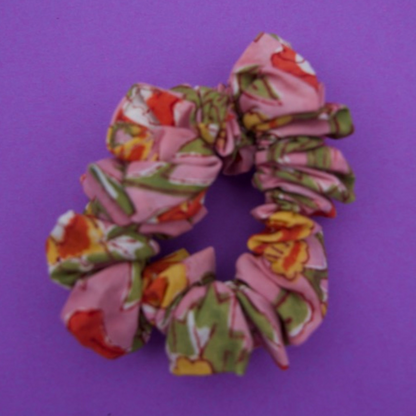 Upcycled scrunchie-roze met groen